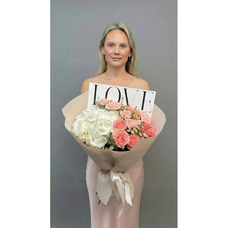 фиолетовый тюльпан в крафтовой упаковке